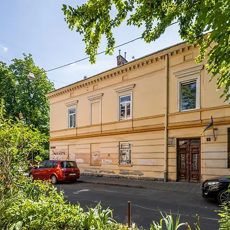 новенька квартирка біля вокзалу та костелу вулиця війтовича 1 Apartment *