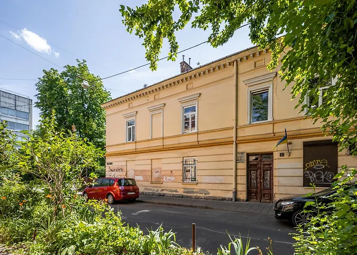 новенька квартирка біля вокзалу та костелу вулиця війтовича 1 Апартаменты *