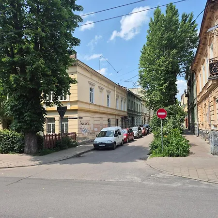 новенька квартирка біля вокзалу та костелу вулиця війтовича 1 Apartment